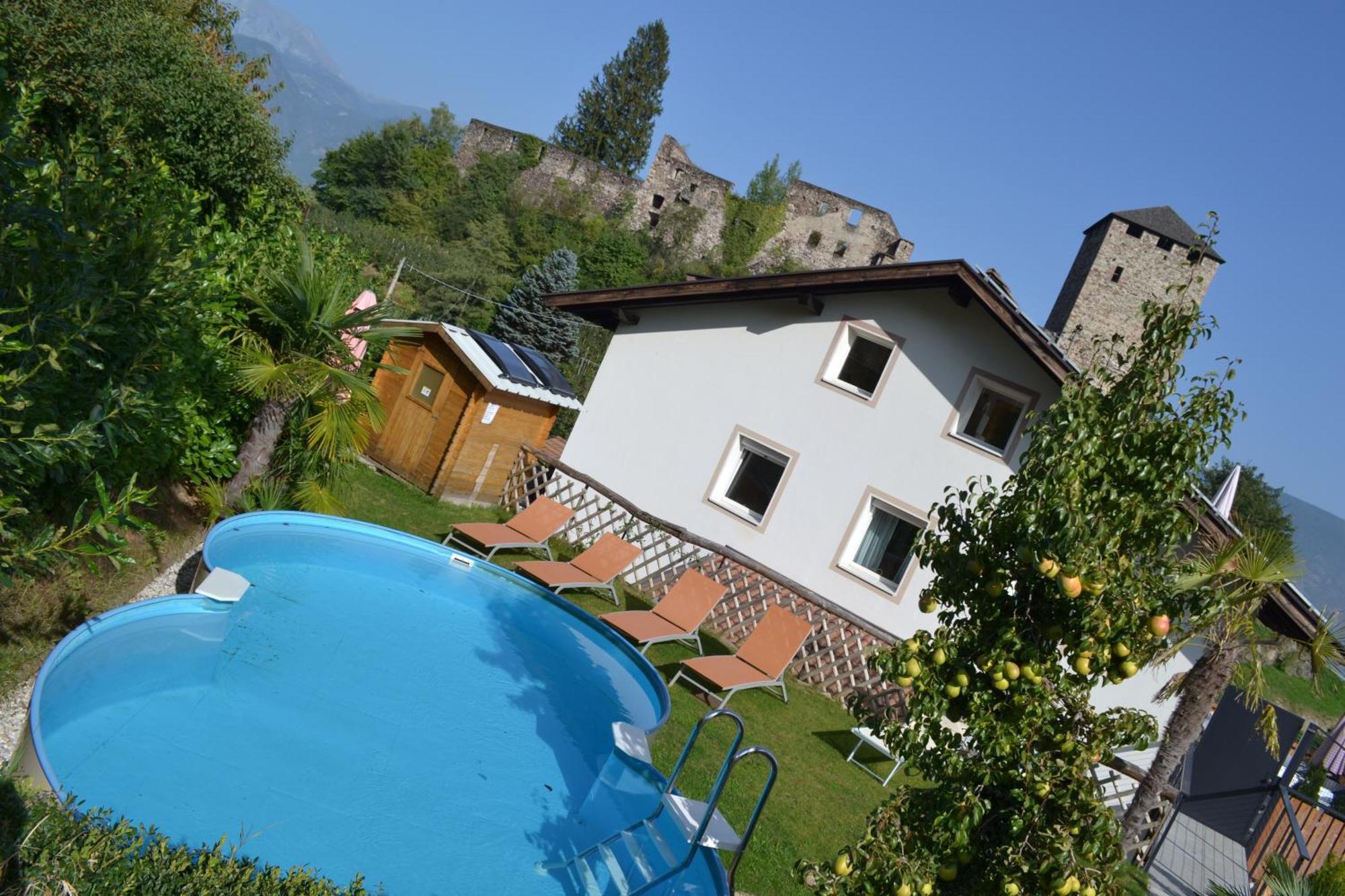 Ferienwohnung Bergblick-Schlosshof Vollan Exterior photo